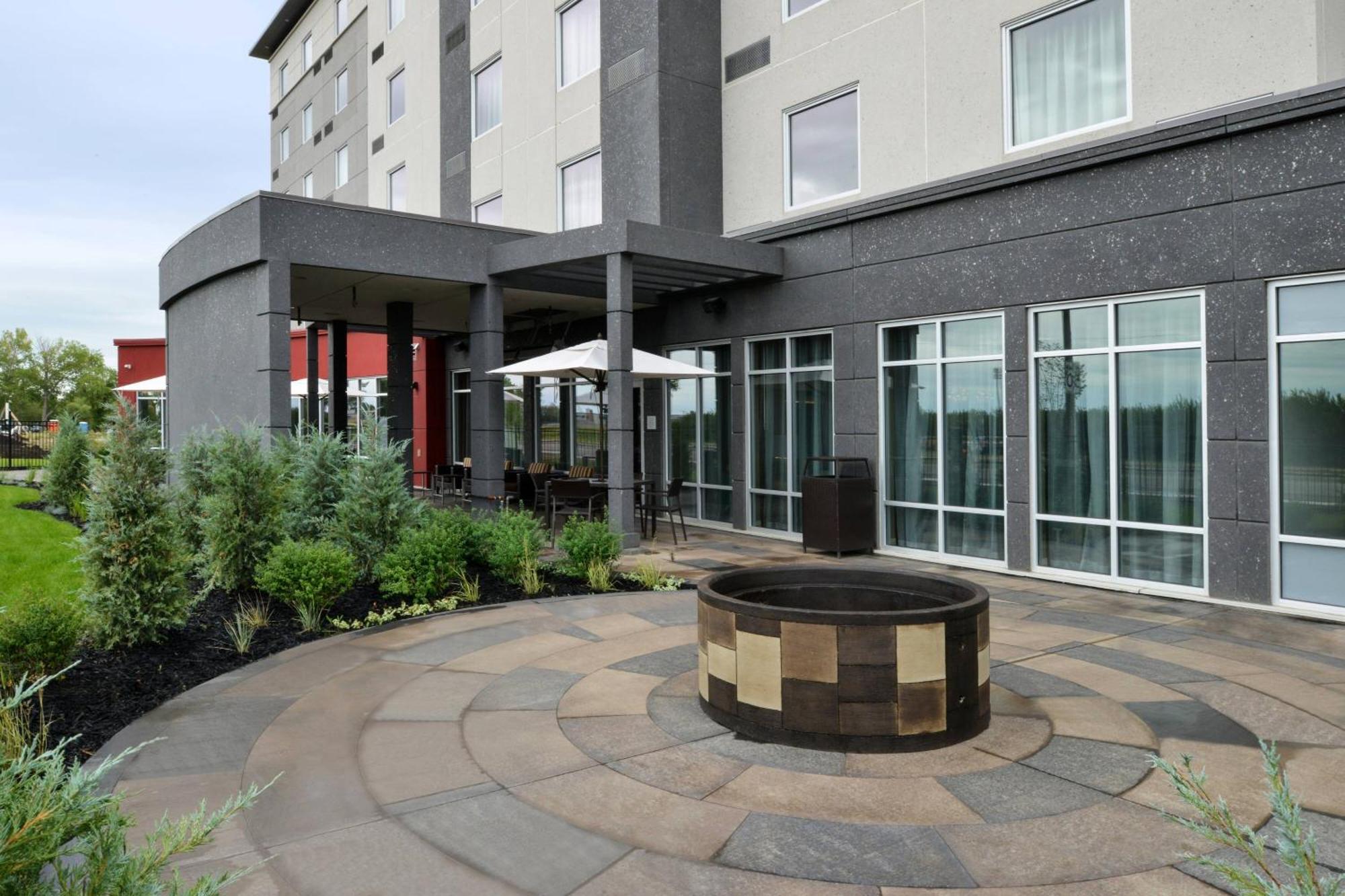 Courtyard By Marriott Saskatoon Airport Hotel Ngoại thất bức ảnh